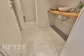 Neues Design Fur Kunden Wc S Puristisch Und Fugenlos Im Betonlook Beton Look Badezimmerboden Badezimmer Boden