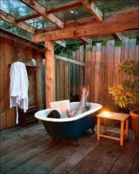 Outdoor Dusche Fur Erfrischende Momente Im Sommer Design Fur Zuhause Badezimmer Rustikal Badewanne Garten