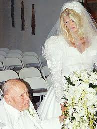 Anna nicole smith, güzelliğinin yanında aynı zamanda çok matrak, neşeli, eğlenceli bir kadındı. Anna Nicole Smith And J Howard Marshall Celebrity Wedding Photos Celebrity Bride Anna Nicole