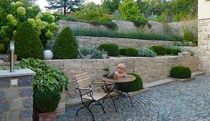 Gartenmauer Und Sitzplatz Gartengestaltung Gartenmauer Steinmauer Garten
