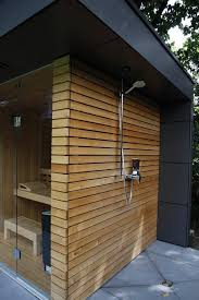 Gartensauna Gartendusche Larchenholzfassade Gartenhaus Von Gartenhauptdarsteller Gartendusche Gartenhauptdarste Garden Shower Outdoor Sauna Sauna Design