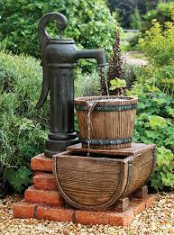 Handpumpe Und Fassbrunnen Mit Beleuchtung Schone Dekoration Fur Den Garten Werbung Wasserspiel Garten Brunnen Garten Solarbrunnen Garten