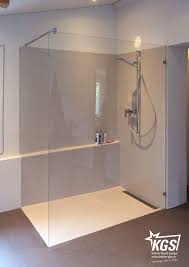 Duschtrennwand Aus Showerguard Glas Mit Schlichten Glashaltern Beschlagen Und Stabilisationsstange Montiert Duschtrennwand Duschabtrennung Dusche
