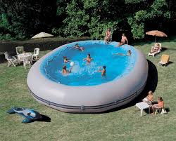 Wie Ein Schlauchboot Lasst Sich Auch Ein Zodiac Original Pool Nach Dem Ablassen Des Wassers Und Der Luft Klein Zusamm Diy Schwimmbad Schlauchboot Ovaler Pool