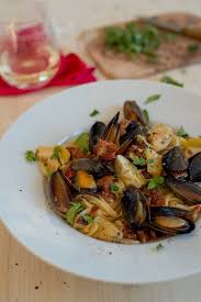 Miesmuscheln Mit Getrockneten Tomaten Und Artischocken Rezept Franzosisch Kochen Rezept Franzosisch Kochen Artischocken Rezepte Getrocknete Tomaten