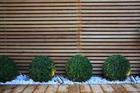 Sichtschutz Zaun Oder Gartenmauer 102 Ideen Fur Gartengestaltung Sichtschutzwand Garten Holzterasse Garten Gartengestaltung
