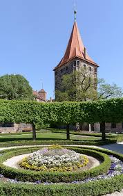 Burggarten auf der kaiserburg nürnberg. Datei Nurnberg Burggarten Und Tiergartnertorturm 01 Jpg Wikipedia