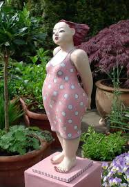 Gartenfigur Mollige Frau In Pink Keramik Kunst Blog Gartenfiguren Keramik Kunst Kunst Frauen
