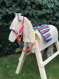 Hubsches Holzpferd Mit Einer Grossen Auswahl An Unterschiedlichstem Zubehor Unter Www Topp Holz De Holzpferd Selber Bauen Holzpferd Holzpferd Garten