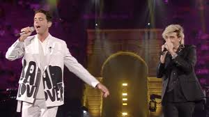 Michele bravi canta la vita breve dei coriandoli. Michele Bravi Cambia Look Biondo Platino Per Bella D Estate Con Mika