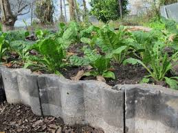 Gartengestalten Mit Gebrochenen Alten Dachziegeln In Grau Zum Vermeiden Von Unkraut Beetumrandungen Gartenfliesen Dachziegel