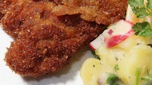 Schuhbecks Feinschmeckerei Gebackenes Schweinenackensteak Mit Sommerlichem Kartoffelsalat Br De Schweinenackensteak Kartoffelsalat Kartoffelsalat Rezept
