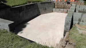 Projekt Poolbau Die Stutzmauern Kommen Und Der Pool Wird Unerwartet Getestet Mit Dem Giessen Und Anschliessendem Austrocknen Der Boden Poolbau Stutzmauer Pool