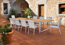 Choisissez une table de jardin pliante qui peut être facilement rangée lorsque vous ne l'utilisez plus. Grande Table De Jardin Extensible En Aluminium Et Teck De La Collection Fermo Mood Design