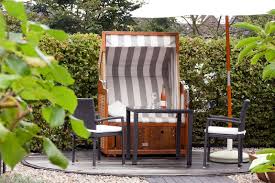 Im Garten Konnen Sie Sich Im Strandkorb Ausruhen Und Relaxen Gartenecke Outdoor Dekorationen Strandkorb