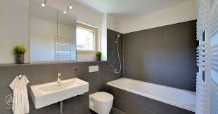 Mehrfamilienhaus Badezimmer Graue Fliesen Badewanne Spiegelschrank Badezimmer Im Mehrfamilienhaus Bad Im Reihenhaus Kle Reihenhaus Familien Haus Baufritz