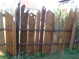 Gartenzaun Aus Schwartenbrettern Gartenzaun Zaun Zaun Ideen