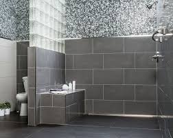Ebenerdige Dusche Grau Weiss Sitzbank Gemauert Glasziegel Mosaiksteine Armatur Klo Ebenerdige Dusche Tolle Badezimmer Glasbausteine Dusche