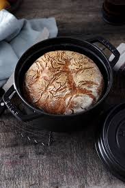 Weissbrot Aus Der Cocotte In Der Cocotte Von Staub Lasst Sich Besonders Einfach Brot Backen Zum Beispiel Dieses Einfach Bbq Essen Weissbrot Brot Selber Backen