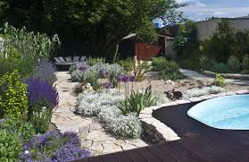 Mediterraner Garten Mit Sandflache Und Polygonalplattenweg Mediterrane Gartengestaltung Garten Landschaftsbau Mediterraner Garten