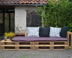 Eine Lounge Ecke Fur Parzelle 29 Ein Sofa Aus Europaletten Mit Easypeasy Bauanleitung Von Uberhusband P Diy Garden Furniture Outdoor Sofa Diy Outdoor Table
