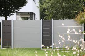 Schone Sichtschutz Kombination Aus Hpl Lichtgrau Und Elementen Aus Aluminium Pulverbeschichtet Steinterrassen Gartengestaltung Ideen Sichtschutz Aluminium