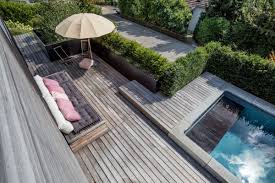 Diese Terrasse Wurde Auf Einem Ungenutzten Garagendach Erbaut Der Pool Konnte Dank Einer Stutzmauer Gleich An Den Ran Gartenumgestaltung Gartengestaltung Pool