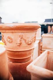 Kennt Ihr Unsere Wundervollen Terracotta Topfe Sie Verspruhen Eine Wundervolle Mediterane Atmosphare Teramico Teram Clay Pots Planter Pots Peanut Butter