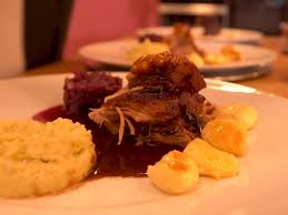 Frankisches Schaufele Mit Rotkohl Wirsing Und Gnocchis Rezept Rezept Das Perfekte Dinner Rezepte Kochen Und Backen Rezepte