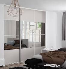 Classic 4 Panel Sliding Wardrobe Doors In Cashmere And Mirror Finish With Silver Frame Dizajn Spalen Dizajn Shkafa Idei Interera