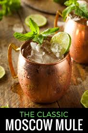 The Moscow Mule Is This Summer S Hottest Cocktail Learn The Classic 3 Ingredient Recipe That Is So Easy To Make At Home Kalorienarme Alkoholische Getranke Getranke Rezepte Und Rezepte