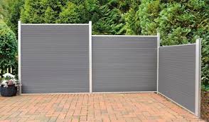 Das Wpc Zaunsystem Nara Ist In Den 3 Verschiedenen Farben Erhaltlich Anthrazit Hellgrau Und Braun Outdoor Dekorationen Zaun Schaukel Garten