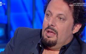 Tratto dallo spettacolo evolushowenrico brignano alle prese con la generazione che ha più applicazioni ma che si applica. Enrico Brignano Stupisce Tutti Dio Mi Ha Dato Una Seconda Possibilita