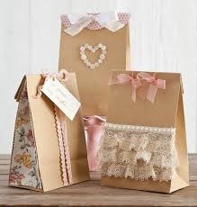 L'indispensable mini sachet kraft, juste assez grand pour contenir une dizaine de dragées, quelques bonbons violette ou une poignée de confettis. Decorer Un Petit Sachet Kraft Idees Originales Pour Un Sac Cadeaux Archzine Fr Archzinefr Geschenke Schon Verpacken Diy Geschenke Papier Geschenkideen