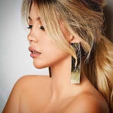 Paris 🇫🇷 home & milan 🇮🇹 home& wandanarainfo@gmail.com ⬇⬇⬇ my brand cosmetics. Wanda Nara In Giro Con Il Cavallo Completo Aderente E Labbra Carnose