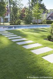 Schrittplatten Im Gras Verlegt Der Trend Des Jahres Man Langt Gemutlich Von Terrasse Zum Pool Barfuss Auch Zum Beispie Garten Krautergarten Design Vorgarten