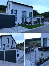 Zu Einem Traumhaus Gehoren Naturlich Auch Eine Garage Eine Terrasse Und Ein Balkon Wie Hier Zu Sehen Beim Haus Von Joanna Zuza Fertighauser Traumhaus Haus