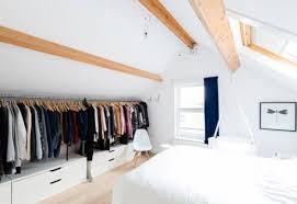 Dachschragen Gestalten Mit Diesen 6 Tipps Richtet Ihr Euer Schlafzimmer Perfekt Ein Kleiderschrank Fur Dachschrage Dachschrage Einrichten Und Dachschrage Gestalten