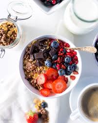 Low Carb Muslis With The Taste Of Chocolate And Berries Lebensmittel Essen Rezepte Essen Und Trinken