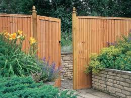 Sichtschutz Zaun Oder Gartenmauer 102 Ideen Fur Gartengestaltung Gartenmauern Ummauerter Garten Sichtschutz Garten