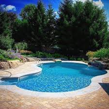 Beautifull Landscaped Backyard With Miami Inground Pool Featuring Dive Rock And Large Waterfall Landscapingbacky Pool Wasserfall Grosser Garten Familien Pool