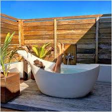 Maldives Outdoor Badezimmer Inspiration Weiss Freistehende Badewanne Mit Wandarmatur Pflanztopf Holz Einschliesslich Badezimmer Badewanne Freistehende Badewanne