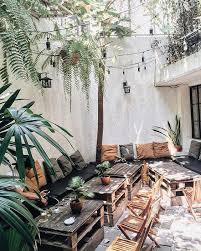 Wie Man Mobel Mit Palets In 2020 Coffee Shop Decor Cafe Interior Design Vintage Coffee Shops