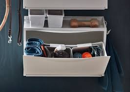 Ikea Trones Aufbewahrung In Weiss Geoffnet Zu Sehen Sind Utensilien Fur Den Hund Schuhregal Ikea Ikea Aufbewahrung Schuhregal