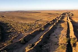 Il y a érigé une barrière de séparation de 2720 km, le mur des sables, pour contrôler près de 80% du territoire. Le Mur En Image Saharadoc