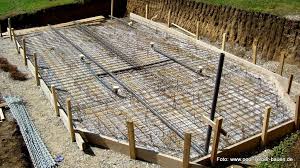 Einschalen Der Bodenplatte Fur Den Pool Das Grosse Rohr Im Vorderen Bereich Ist Fur Die Romertreppe Bodenplatten Bodenplatte Betonieren Pool