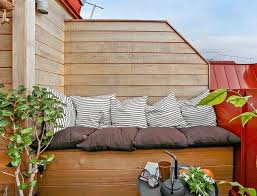 Kleine Terrasse Mit Windschutz Und Sofa Aus Holz Windschutz Terrasse Kleine Terrasse Windschutz