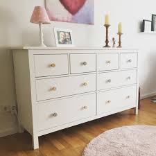Ikea Hemnes Kommode Mit Einer Mischung Aus Naturfarbenen Und Runden Knopfen Mit Hellgrauem Hakelbezug Hemnes Wickelkommode Baby Mobel Zimmer