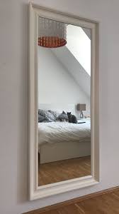 Ein Grosser Spiegel Ist Ein Absolutes Must Have Fur Marjolene Denn Neben Interior Ist Auc Minimalistischer Raum Wohnzimmer Einrichten Ideen Schlafzimmer Design