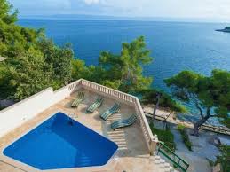 Die Villa Sunny Ist Ein Schones Ferienhaus Mit Pool Direkt Am Meer In Selca Kroatien Die Lage Dire Ferienhaus Kroatien Am Meer Ferienhaus Kroatien Ferienhaus